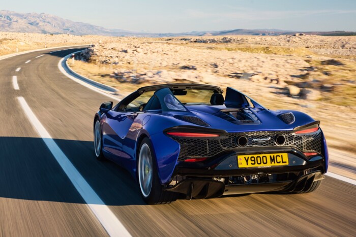 700 lóerős roadster ötliteres fogyasztással 12