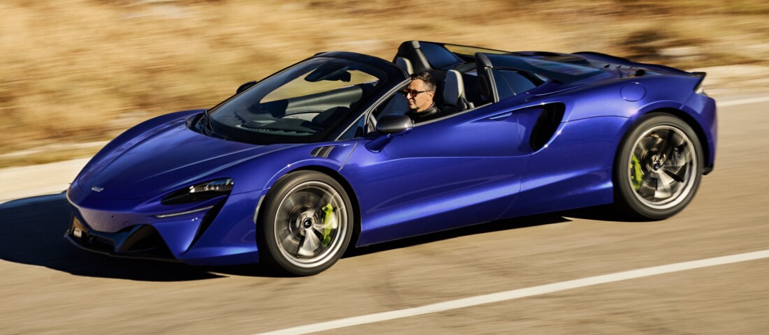 700 lóerős roadster ötliteres fogyasztással