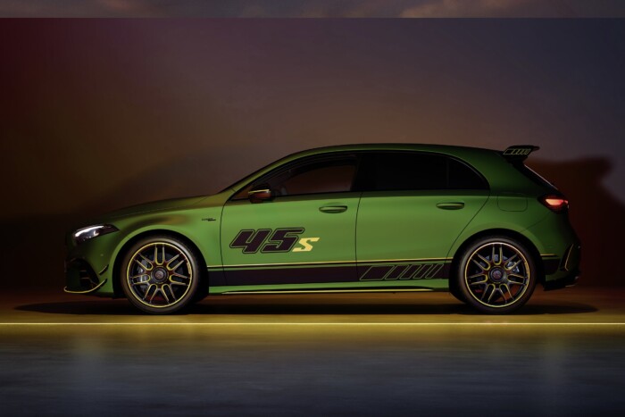 Gálamelegítőt ad bitang motor mellé a Mercedes 8 | Vezess Gálamelegítőt ad bitang motor mellé a Mercedes 8