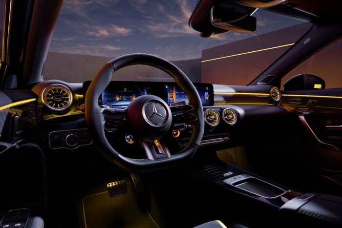 Gálamelegítőt ad bitang motor mellé a Mercedes 6 | Vezess Gálamelegítőt ad bitang motor mellé a Mercedes 6