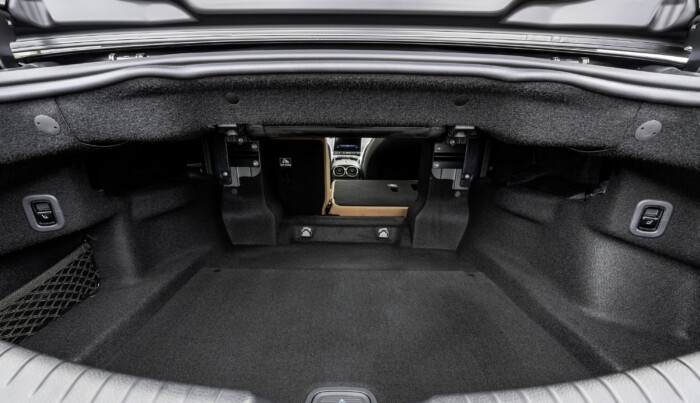 Kettő helyett napoztat az új Mercedes 11