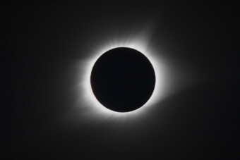 Napfogyatkozásba szerveznek repülőutat