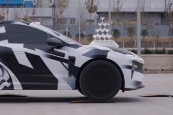 Szembeszáll a fizika törvényeivel a kínai villanyautó