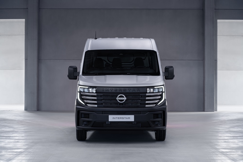 Vagány hűtőmaszkkal újít a Nissan nagy furgonja