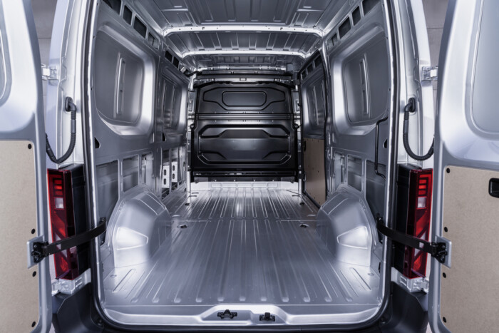 Vagány hűtőmaszkkal újít a Nissan nagy furgonja 3