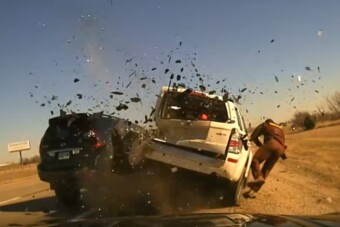 Épp igazoltatott a rendőr, amikor egy másik autó letarolt mindent