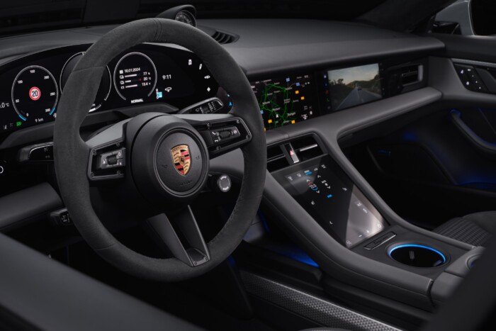 Majd’ ezer lóerős lett a családi Porsche 8