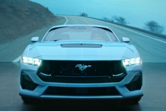 Elajándékoznak egy Mustangot, nem is akármilyet