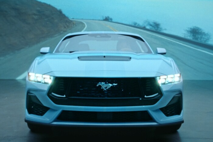 Elajándékoznak egy Mustangot, nem is akármilyet