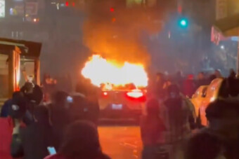 Feldühödött tömeg vert szét majd gyújtott fel egy robottaxit