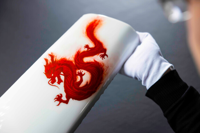 A sárkány közbelép – luxusautóban