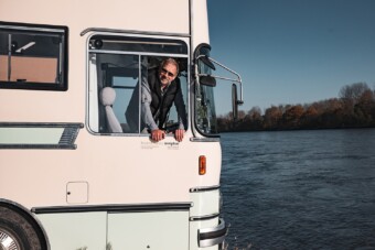 Irigylésre méltó lakóbuszt készített magának ez a férfi