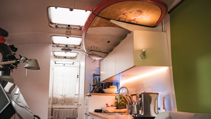 Irigylésre méltó lakóbuszt készített magának ez a férfi 3