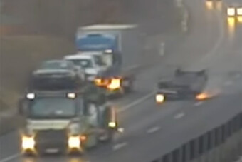 Szikrázva pörgött egy autó az M1-esen