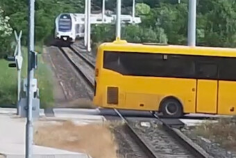 A sorompót kikerülve hajtott át a buszos a síneken, a vonat meg jött