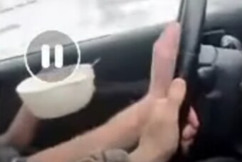 Nem elég, hogy gyorsan hajtott, még ebédelt is közben