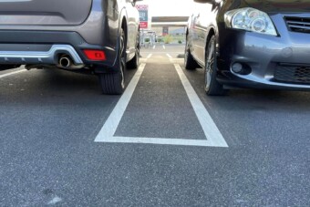 Zseniális húzással tanította meg parkolni a vásárlóit egy bevásárlóközpont