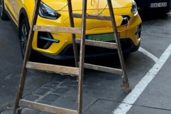 Eljárás indult a saját töltőhelyet építő pesti autós ellen