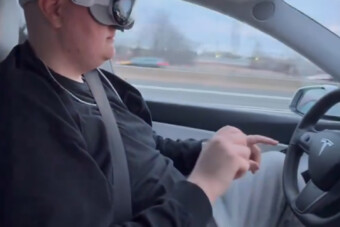 Akkora hülyeséget csinált egy teslás, mint korábban senki