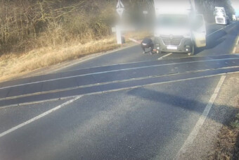 Az év leghülyébb sofőrjét láthatod a nemeskeresztúri vasúti átjáróban