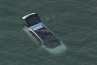 Elég volt egy rossz mozdulat, rögtön a halastóba gurult a villanyautó 1