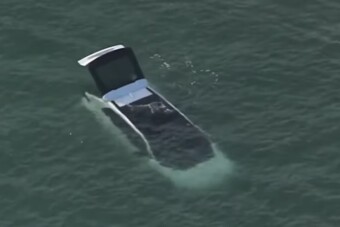 Tévedett a sofőr, utassal együtt zuhant a vízbe az autó