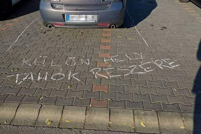 Érdemes online hőbörögni, ha valaki rosszul parkol?