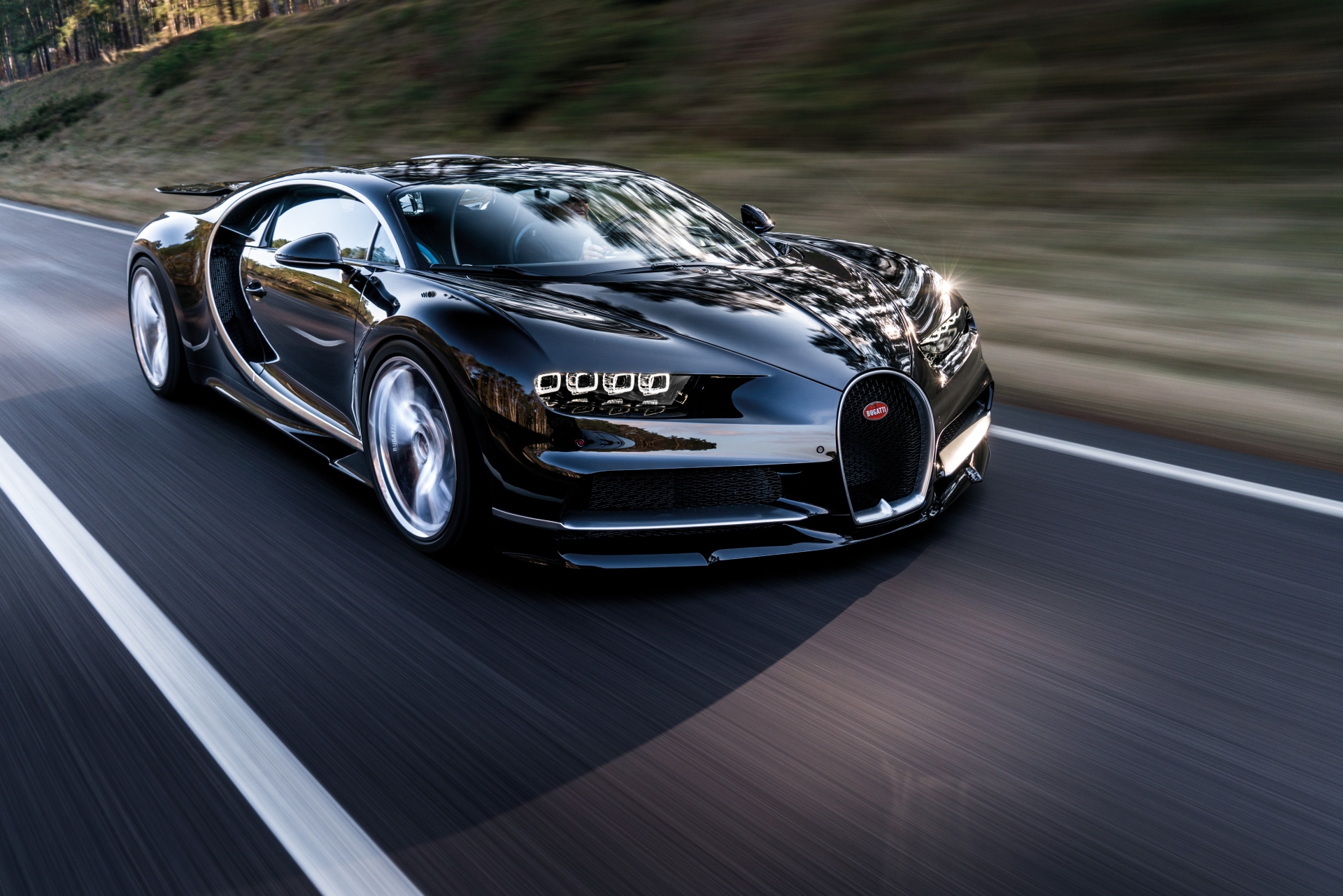 Ajándékba adják a luxusautót a Bugatti mellé
