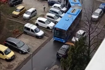 Eltévedt, majd elakadt egy BKK-busz a Havanna-lakótelepen