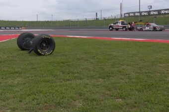 Verseny közben szakadt ki a NASCAR-autó hátulja