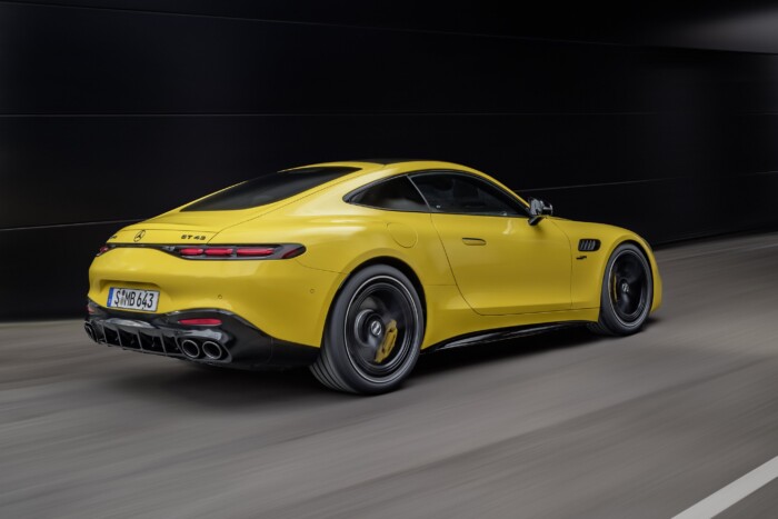 Kicsike motor kerül a brutális Mercedesbe 7