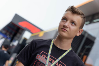 Fiatal magyar pilótával indul a brit Forma-4