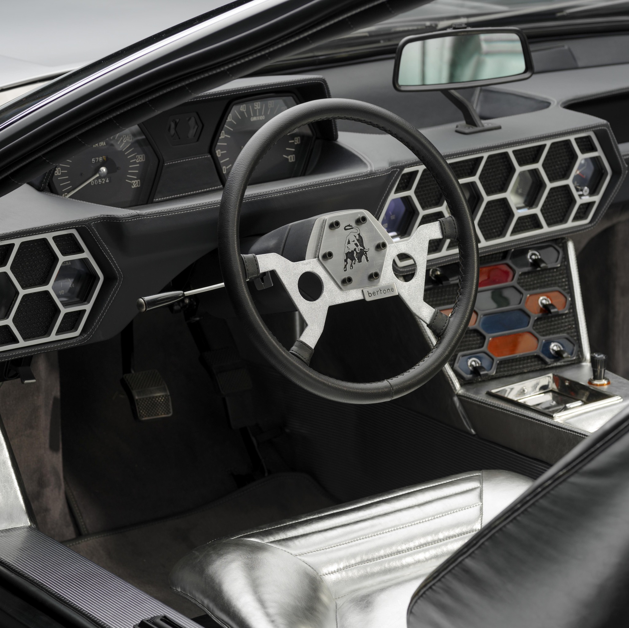 Lamborghini átlátszó ajtókkal? Közel 60 éve készült egy 4