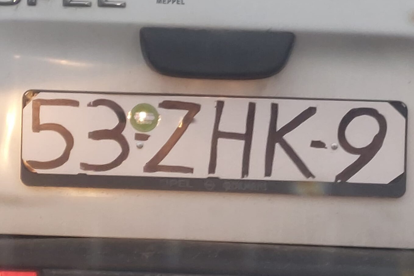 Van, amikor teljesen szabályos a kézzel írt rendszám
