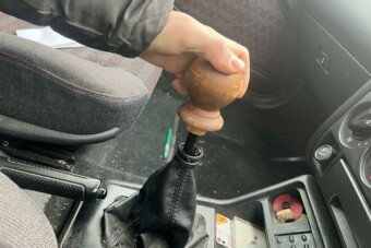 14 friss sírva röhögős fotó a szerelőműhelyek poklából