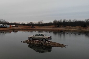 Apró szigeten áll évek óta egy rejtélyes autó