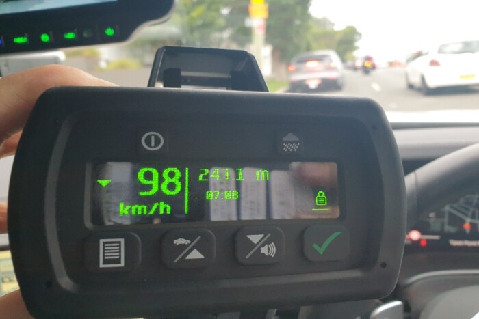 Száguldozott a tinédzser, iskolába vitte az öccsét 1