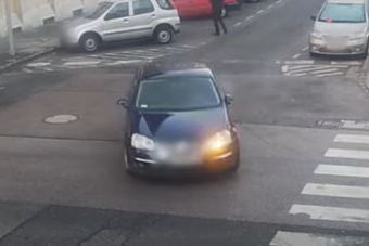 Ellopott egy autót a VIII. kerületben, tört-zúzott a rendőrök elől menekülve