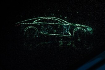 Mozgóképet vetít a talajra ez a luxusautó