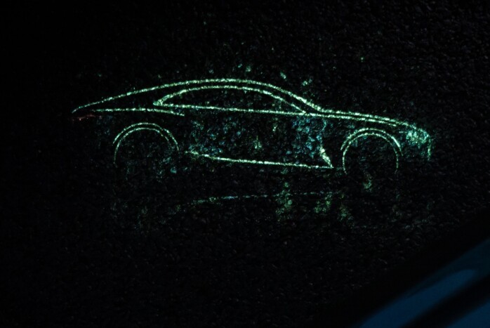 Mozgóképet vetít a talajra ez a luxusautó