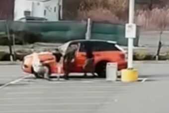 Hárman próbálták ellopni az autóját, simán elbánt velük