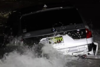 Úszva menekült a rendőrök elől a gyorshajtó