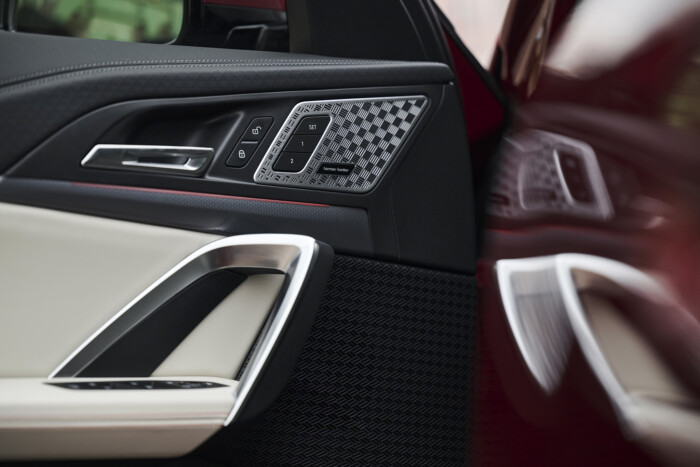 Hidd el, ebben a BMW-ben is megnéznek! 8