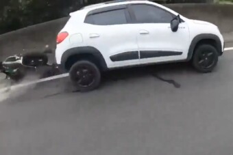 Falhoz kente a motorost az ittas autós, majd ő is felborult