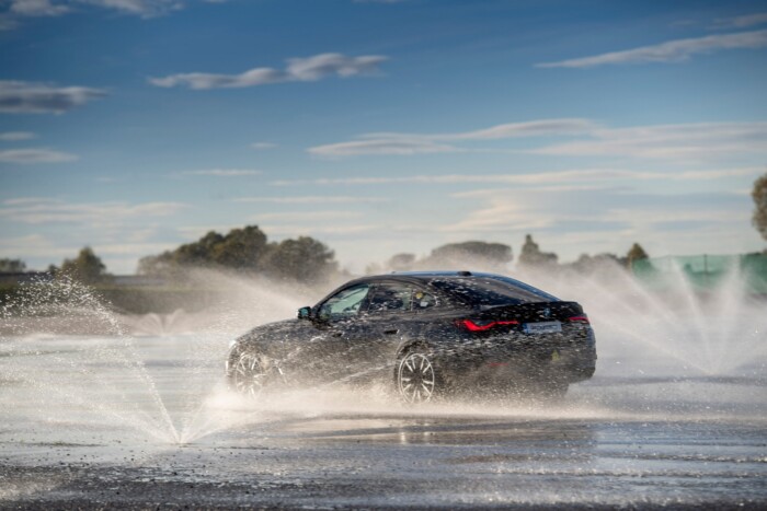 250-nél rángatni a kormányt, itt természetes 16