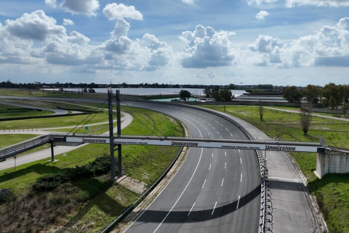 250-nél rángatni a kormányt, itt természetes 15