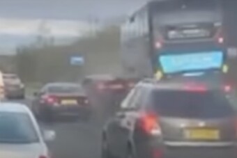 A buszsávban pofátlankodott volna, de a busszal nem számolt