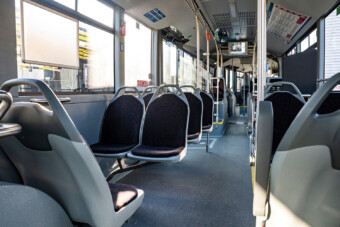 Rázárta az utasokra a buszt a részeg buszsofőr