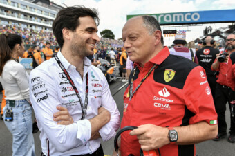 F1: Mercedes-fejes is követi Hamiltont a Ferrarihoz