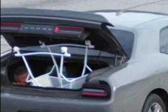 Őrület, miért kellett a csomagtartóban utaznia egy gyereknek